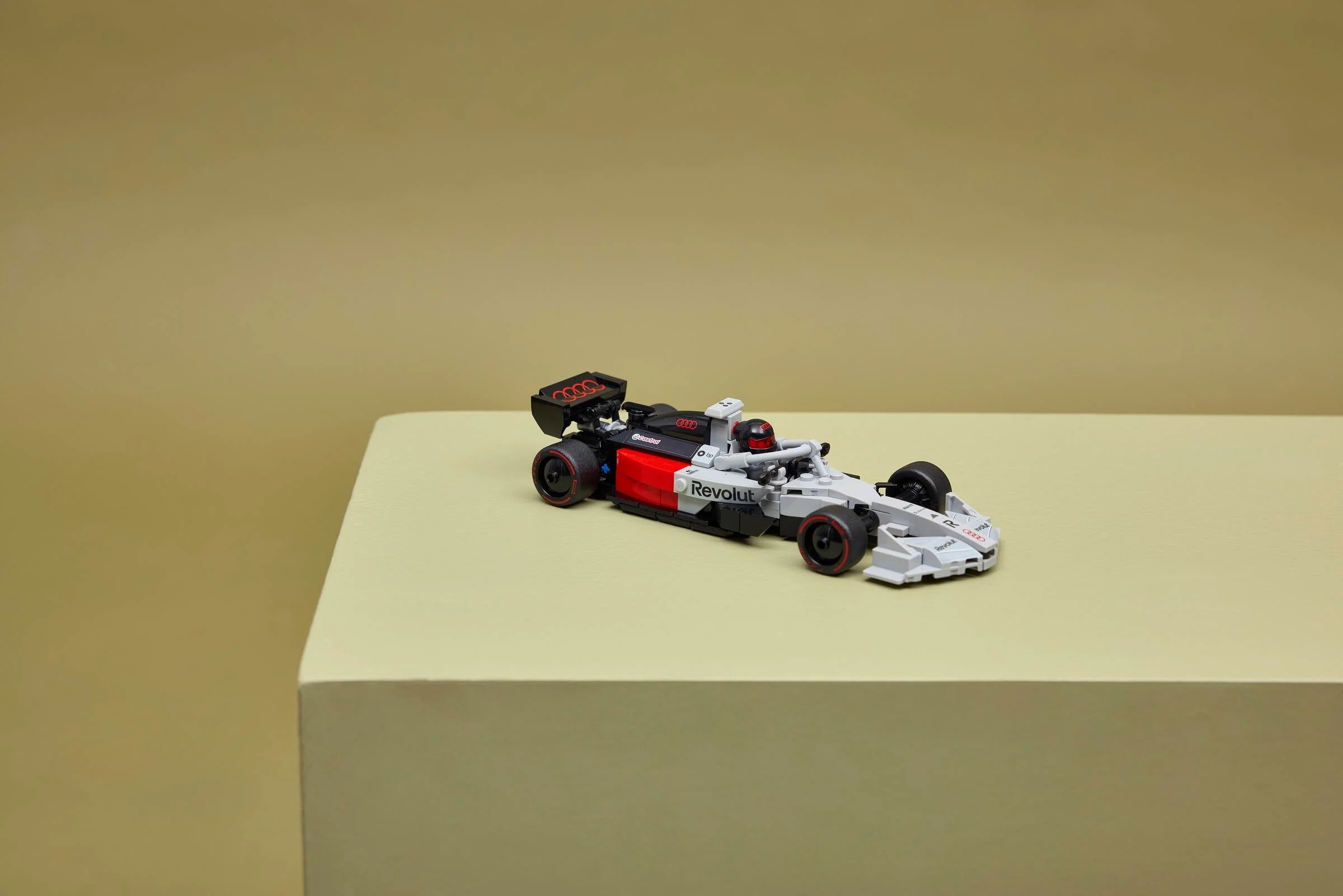 LEGO® 77259 Bolid Audi Revolut F1 Team R26 - zdjęcie 35
