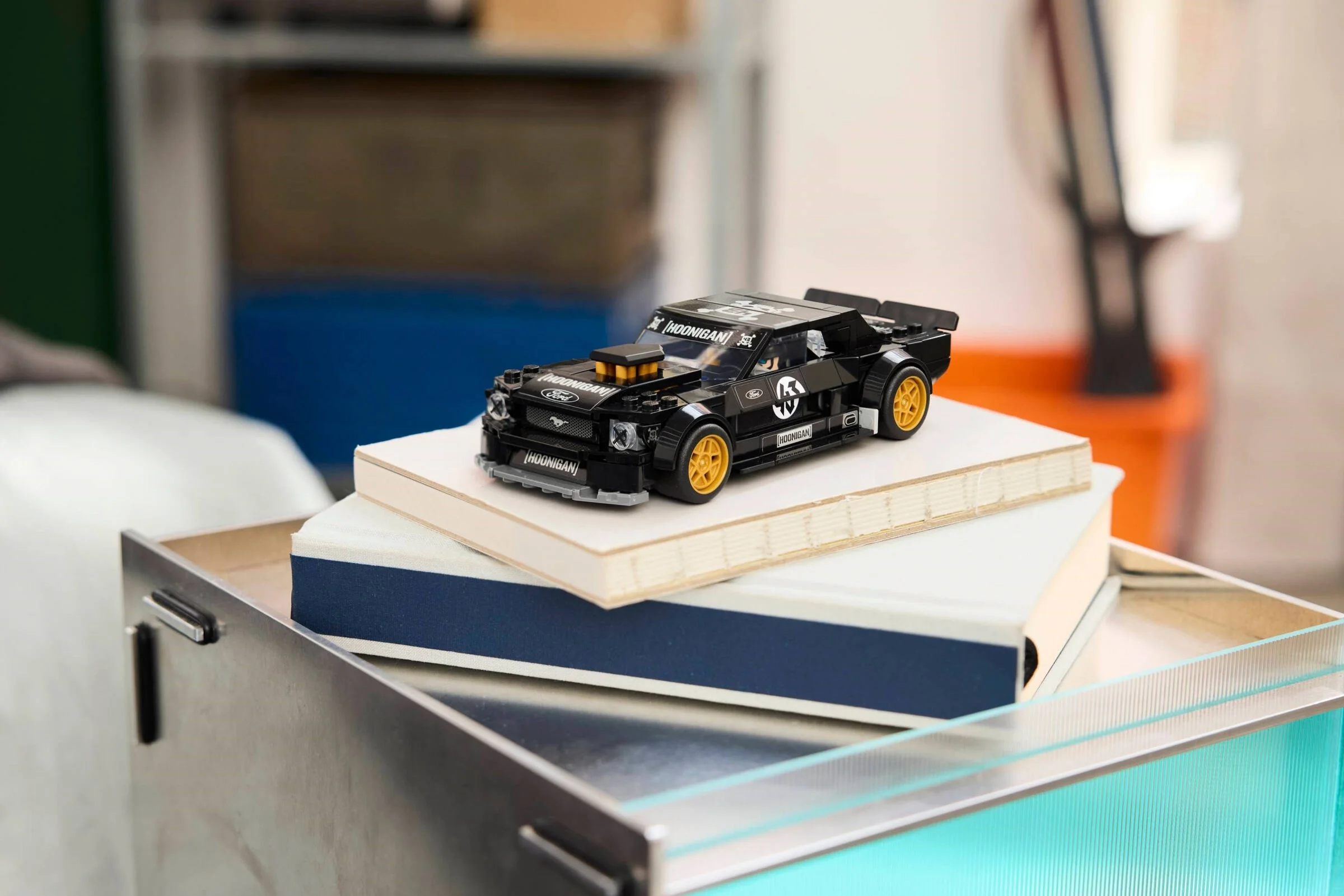 LEGO® 77262 Ken Block's 1965 Ford Mustang Hoonicorn RTR V1 - zdjęcie 11